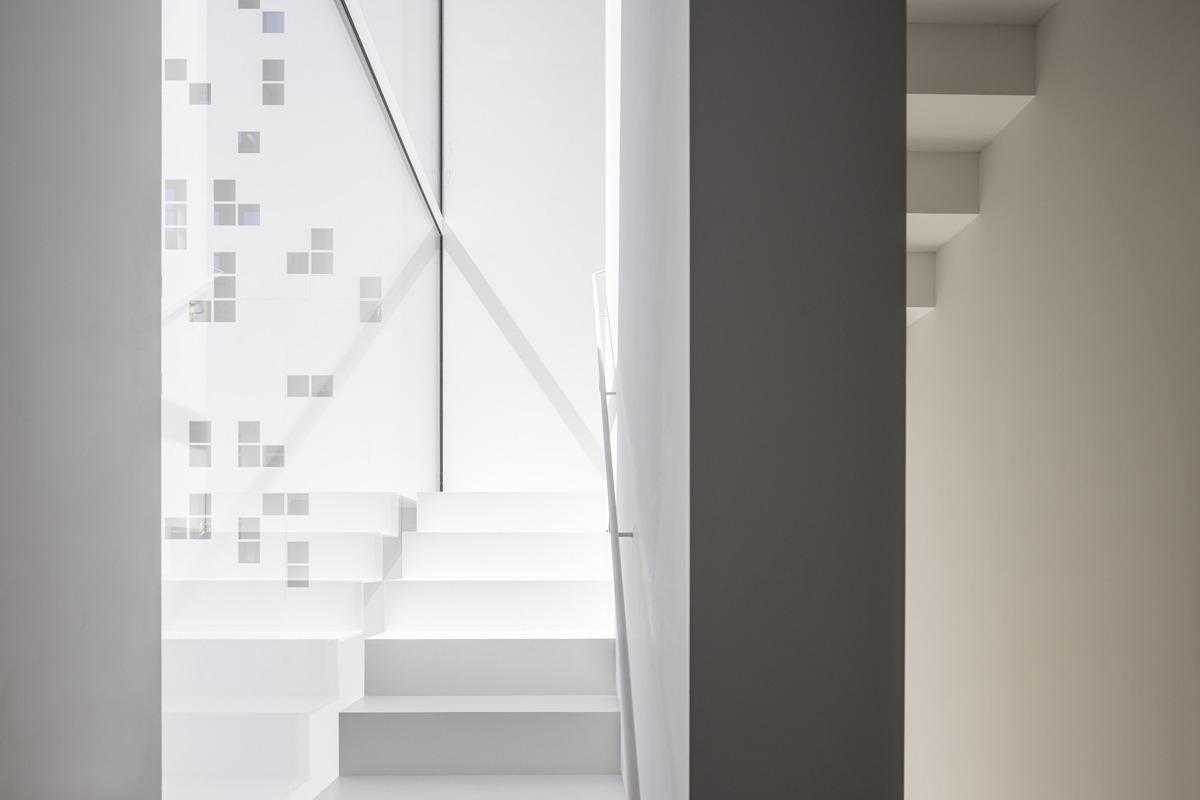 一堵“逐渐消失”的墙，溶解像素屋 / Anderman Architects