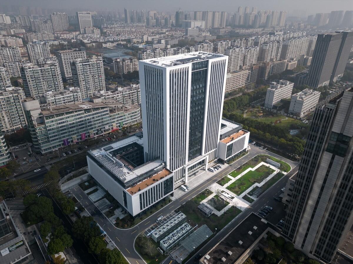 龙城中轴华彩篇章·龙锦大厦 / 简和建筑