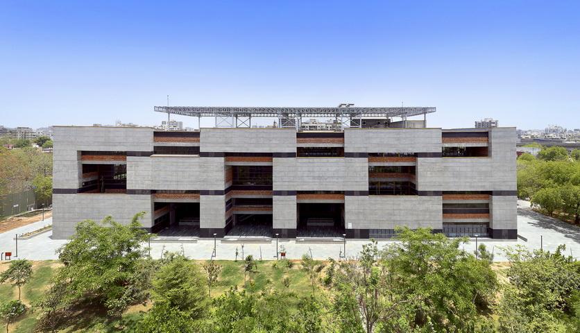 艾哈迈达巴德大学中心 / Stephane Paumier Architects
