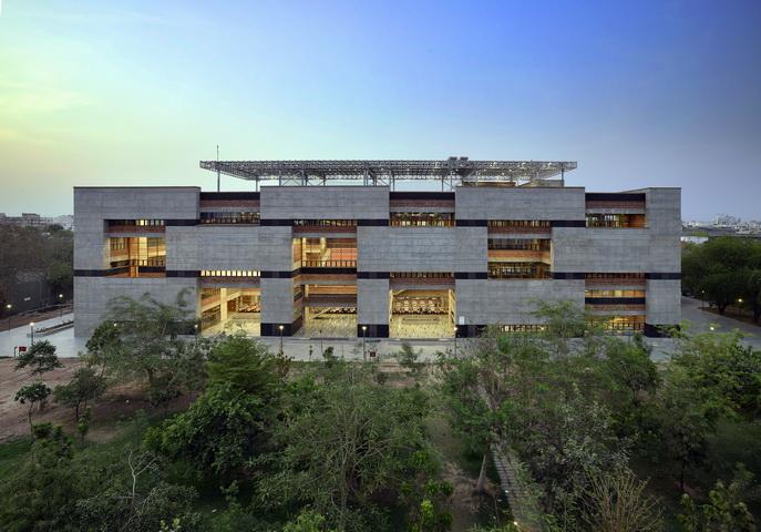艾哈迈达巴德大学中心 / Stephane Paumier Architects