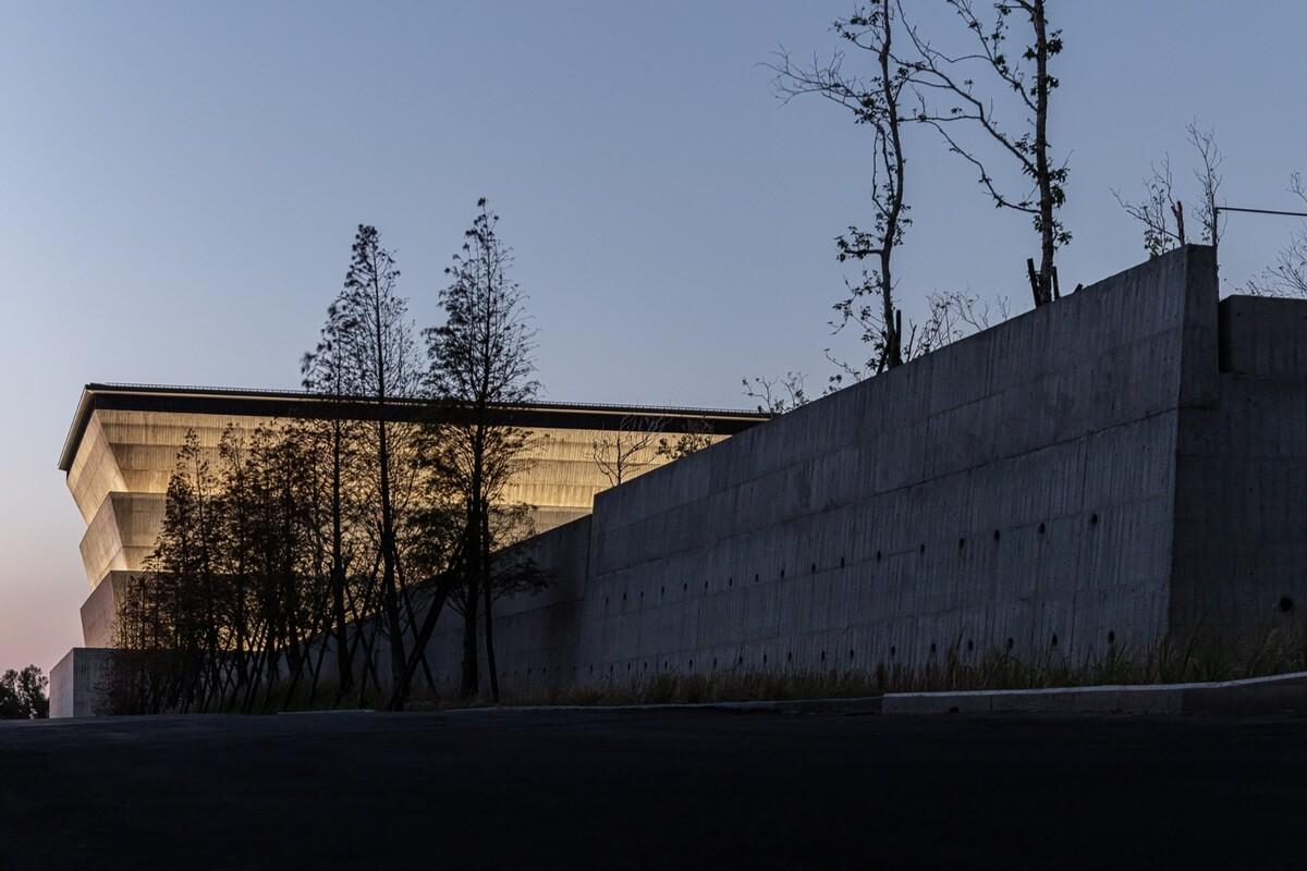 山中骨灰安置所 / Behet Bondzio Lin Architekten