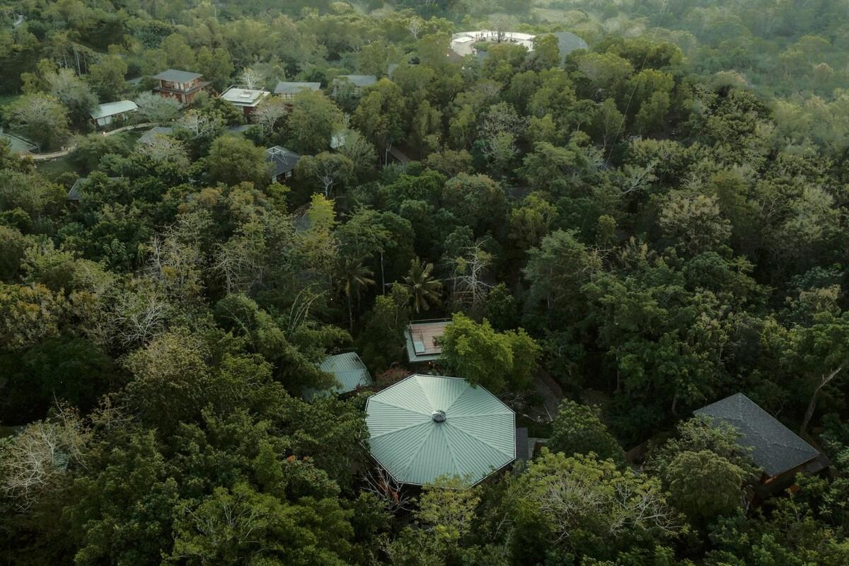 八角餐厅和工作区 / Stilt Studios
