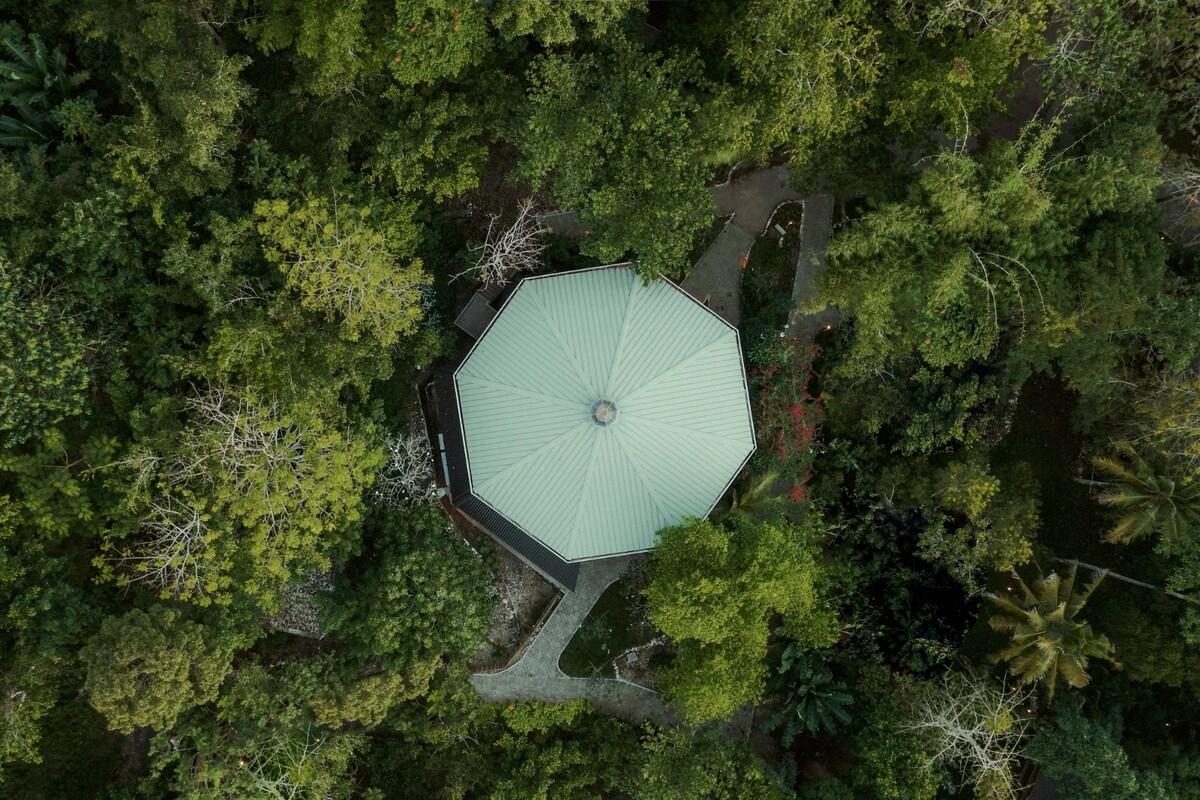 八角餐厅和工作区 / Stilt Studios