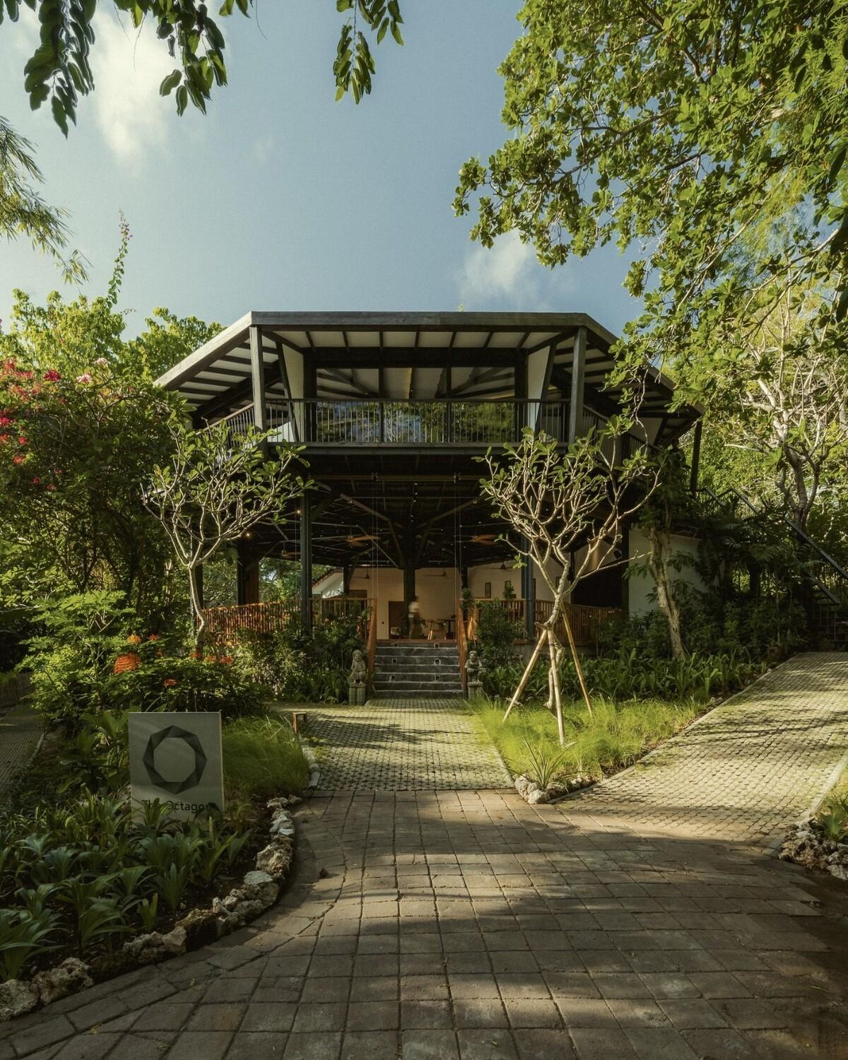 八角餐厅和工作区 / Stilt Studios