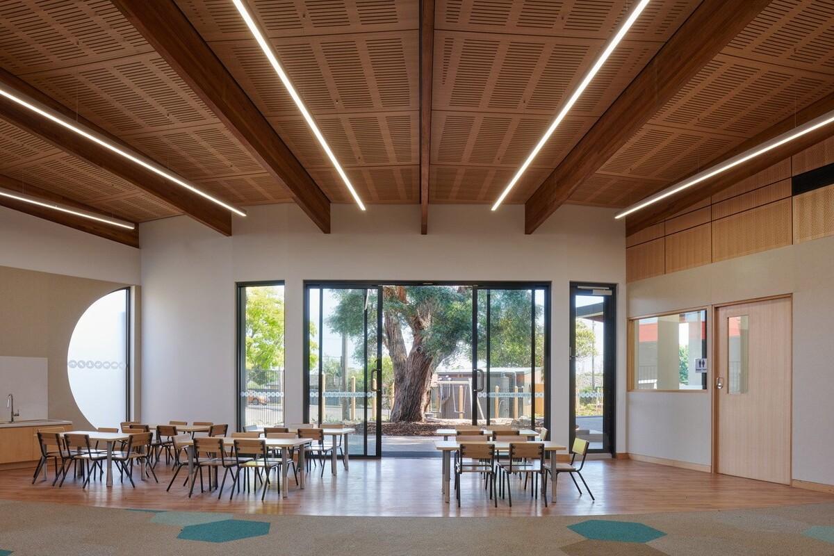 抱树而建，Wellington 亲子中心 / AOA Christopher Peck