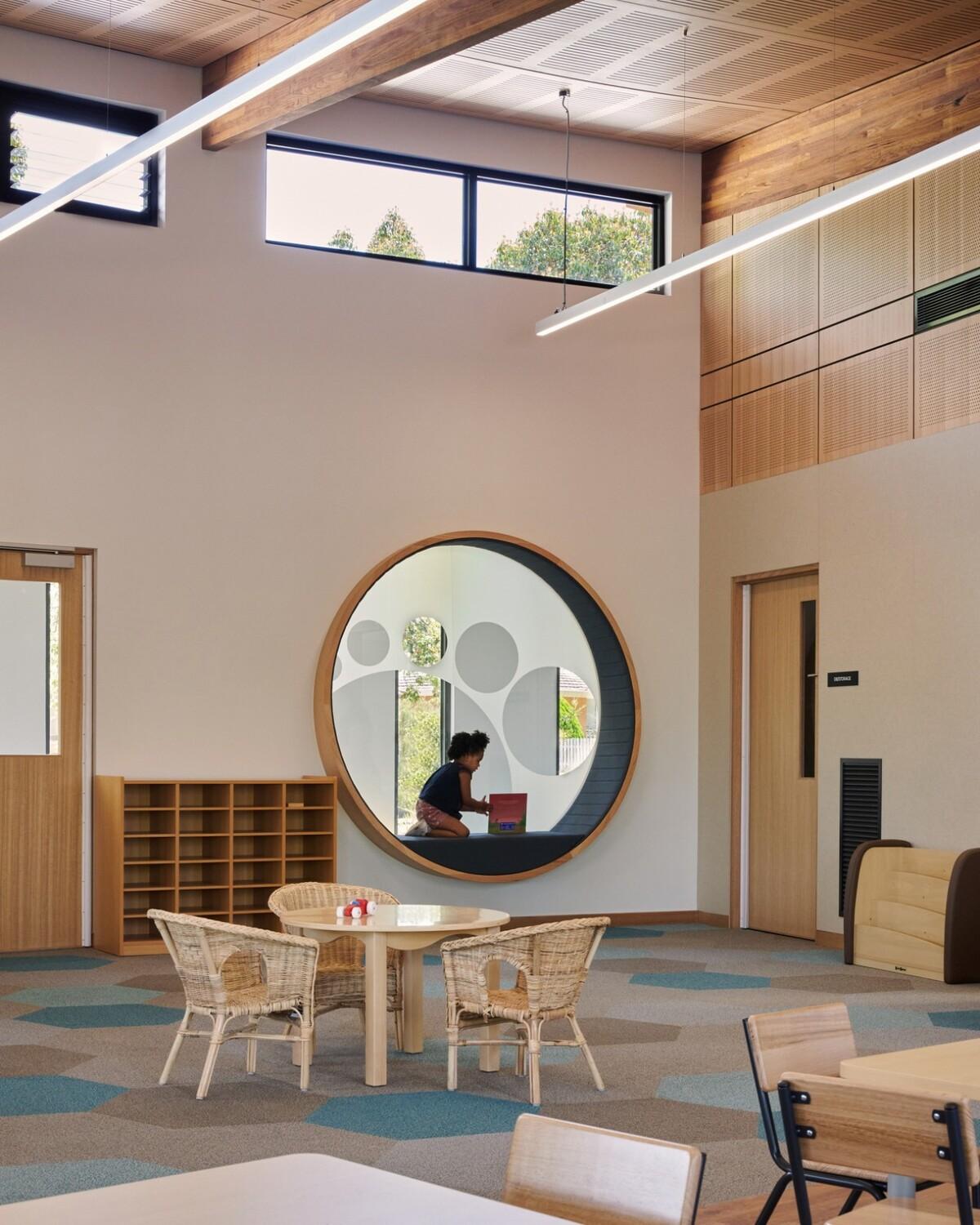 抱树而建，Wellington 亲子中心 / AOA Christopher Peck