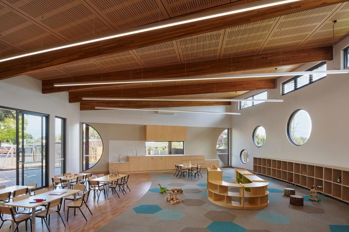 抱树而建，Wellington 亲子中心 / AOA Christopher Peck