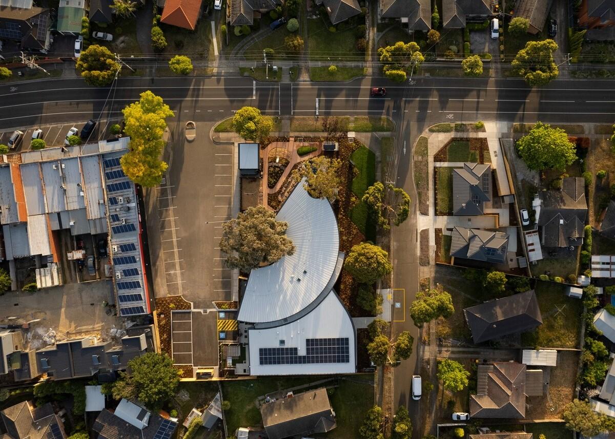 抱树而建，Wellington 亲子中心 / AOA Christopher Peck