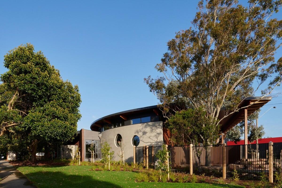 抱树而建，Wellington 亲子中心 / AOA Christopher Peck