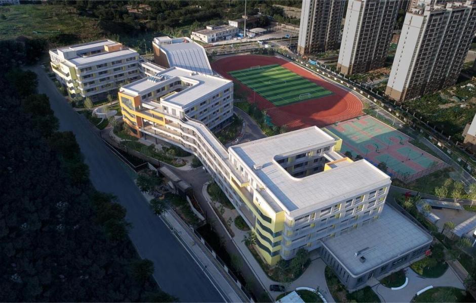 自由理想的“花园城堡” ：济南北康初中教育建筑群落 / UA 尤安设计