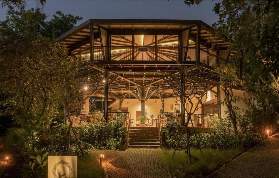 八角餐厅和工作区 / Stilt Studios