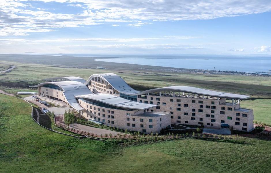 青海湖观湖国际大酒店  / 维思平建筑设计