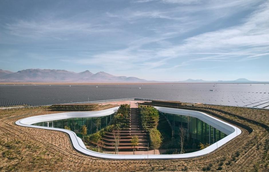 沙漠中闪烁，欧洲最大太阳能发电厂 / Bilgin Architects