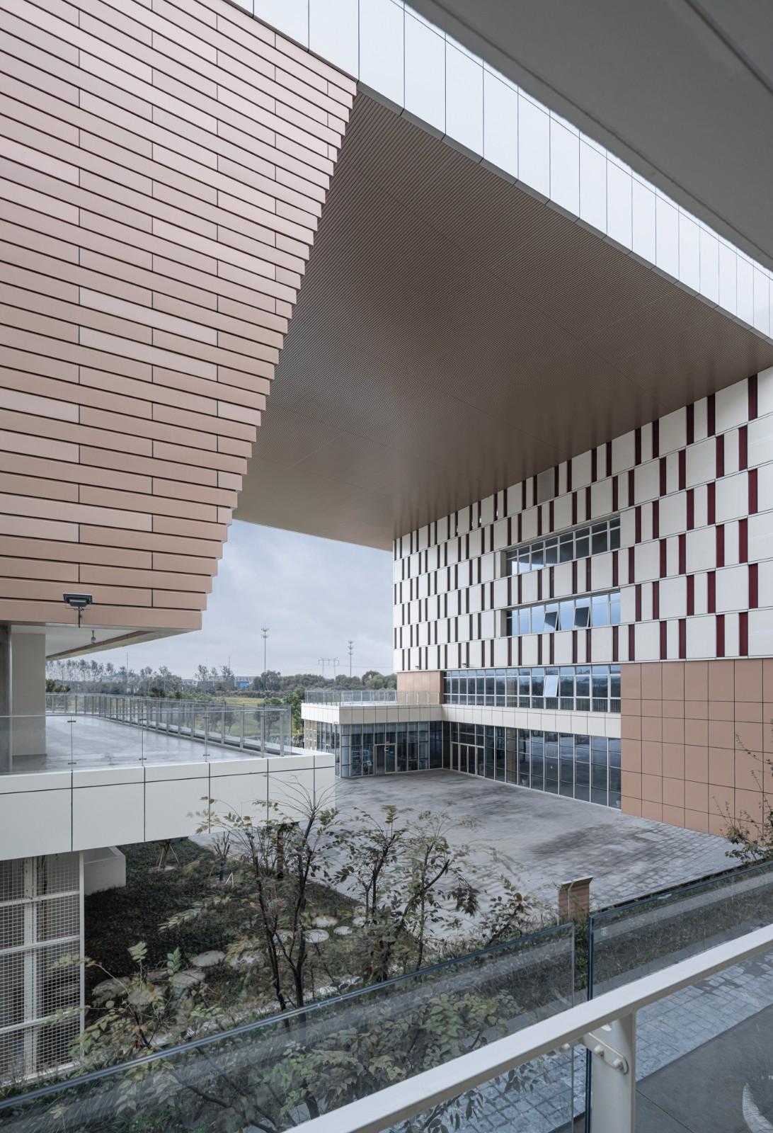 苏州大学高邮实验学校 / 九城都市建筑