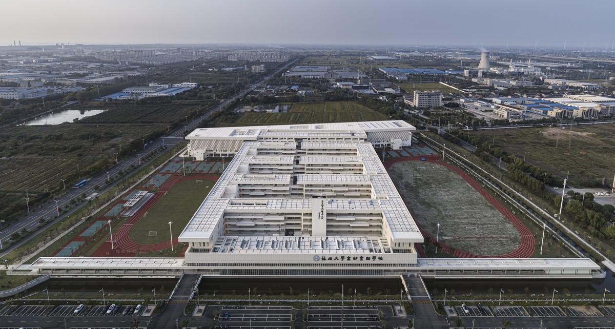 苏州大学高邮实验学校 / 九城都市建筑