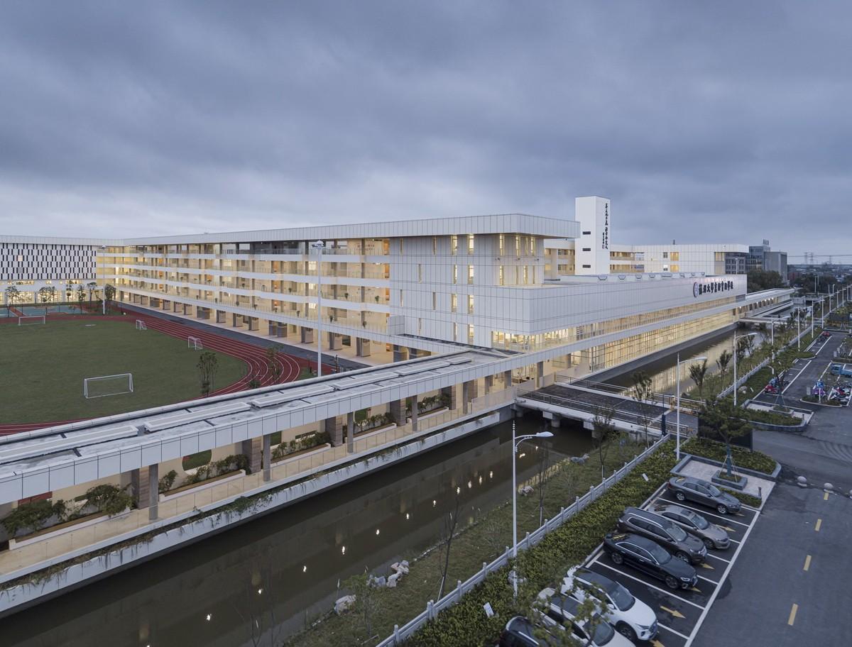 苏州大学高邮实验学校 / 九城都市建筑