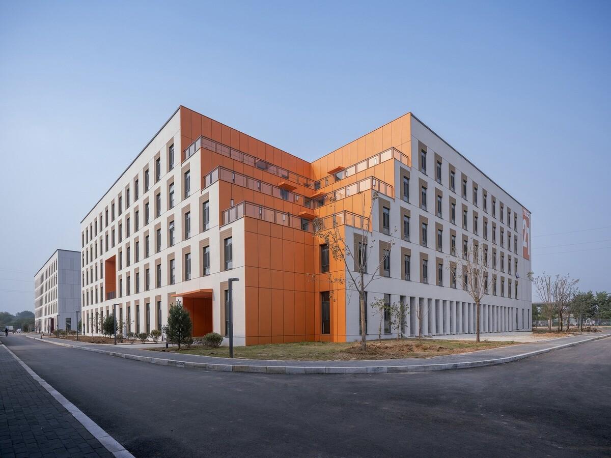 烟台城市科技职业学院二期 / 超城建筑