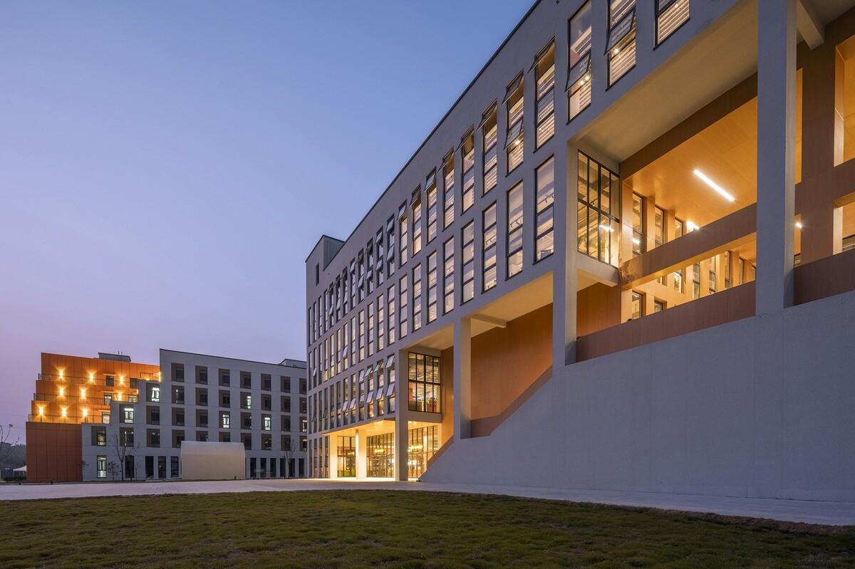 烟台城市科技职业学院二期 / 超城建筑
