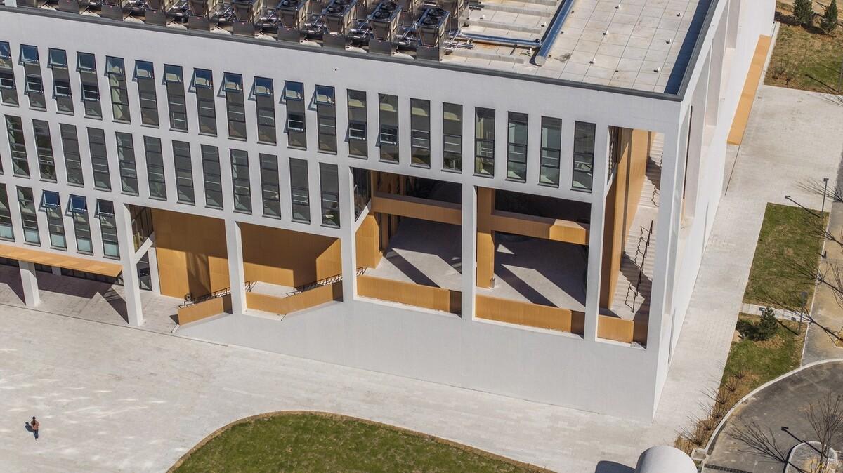 烟台城市科技职业学院二期 / 超城建筑