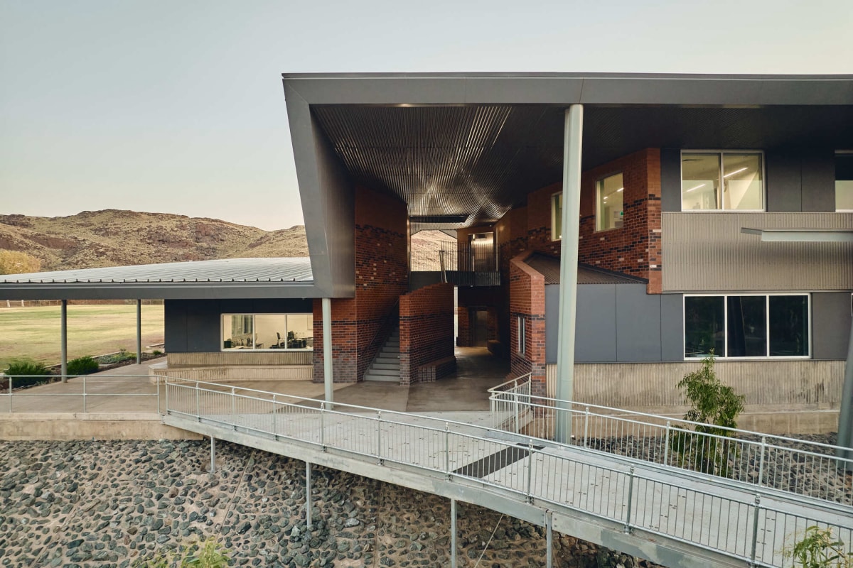 卡拉萨高中：技术学习设施 / iredale pedersen hook architects