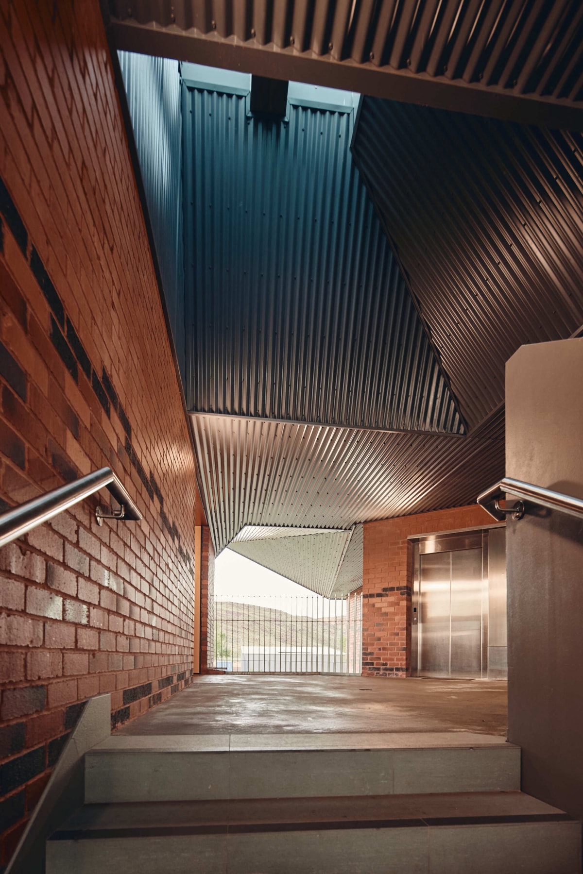 卡拉萨高中：技术学习设施 / iredale pedersen hook architects
