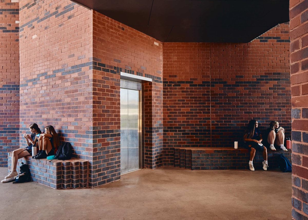 卡拉萨高中：技术学习设施 / iredale pedersen hook architects